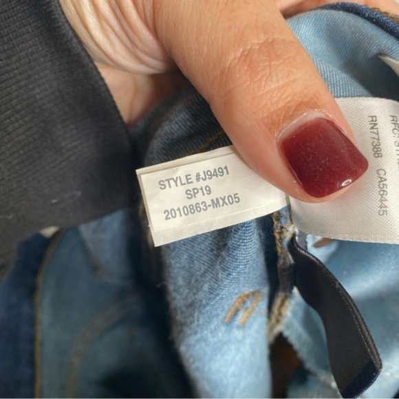 Madewell 9" Mid-Rise Skinny Jeans in Hayes Wash Button-Front Edition - Picture 11 of 12